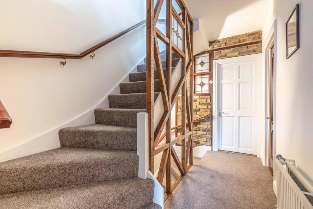 4 Bed 3 Baths In Central Windsor! Walk 2 All The Sights! Legoland 5 Min Drive Exterior photo