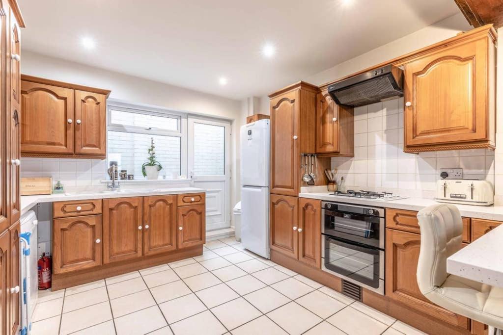 4 Bed 3 Baths In Central Windsor! Walk 2 All The Sights! Legoland 5 Min Drive Exterior photo