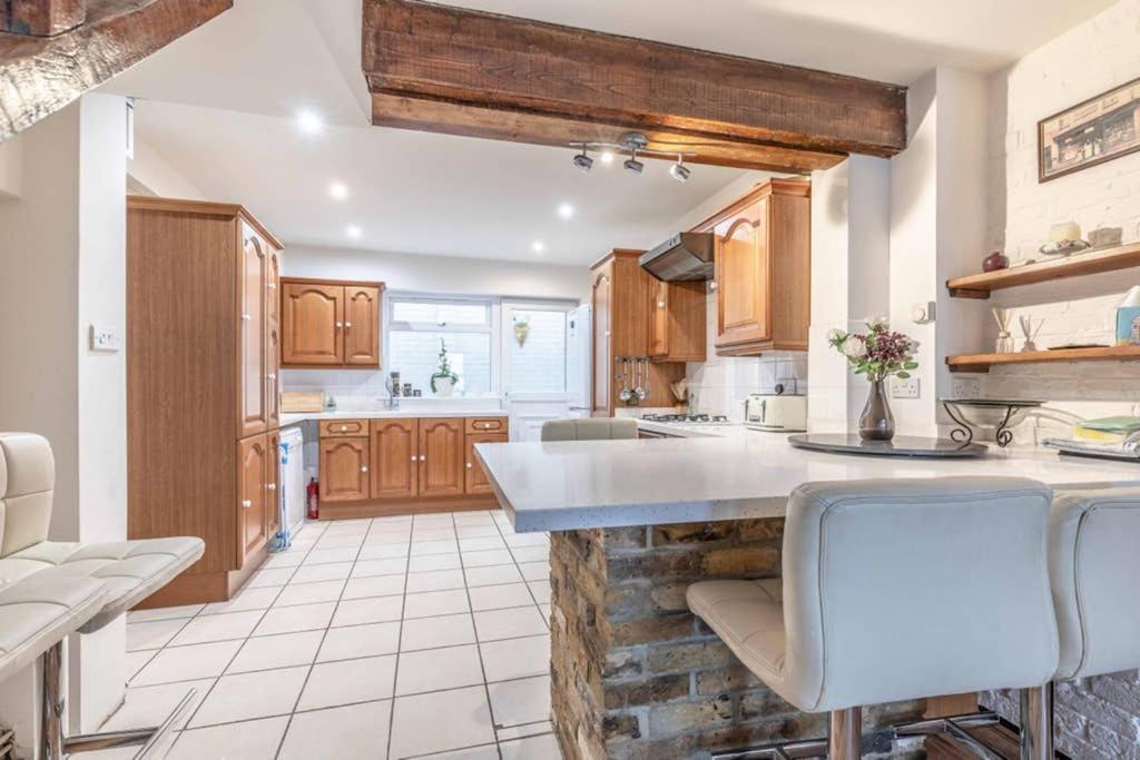 4 Bed 3 Baths In Central Windsor! Walk 2 All The Sights! Legoland 5 Min Drive Exterior photo